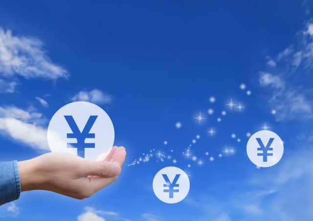 雲と輝きのある青空に円記号を放つ手。成功と、住宅ローンの獲得など夢を追求する自由を象徴しています。.