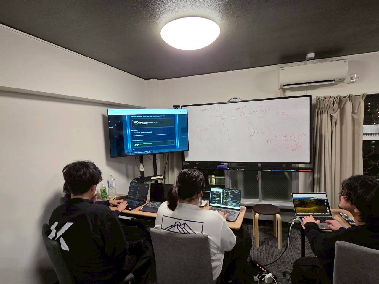 講師が受講生をサポートしている様子